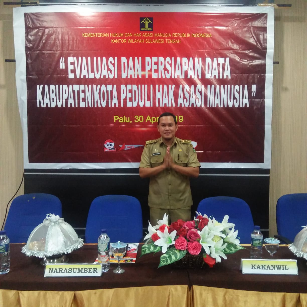 Mengikuti Rapat HAM