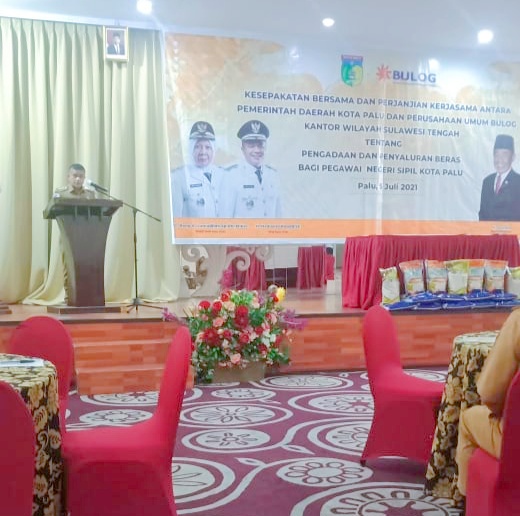 Kesepakatan Bersama Dan Perjanjian Kerjasama Antara Pemda Kota Palu Dan Perusahaan Umum (BULOG) Kantor Wilayah Sulawesi Tengah Ttg Pengadaan Dan Penyaluran Beras Bagi PNS Kota Palu Dilaksanakan Di SUTAN RAJA Senin, 5 Juli 2021
