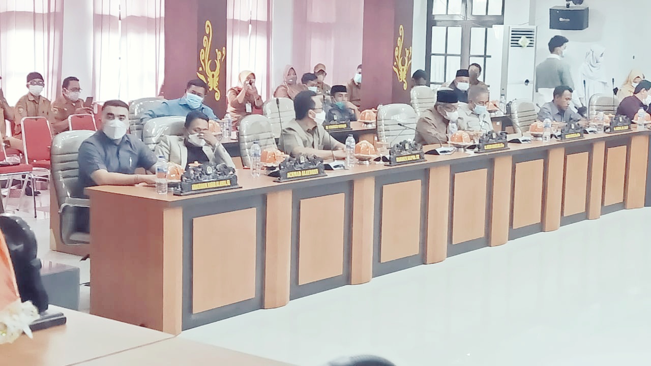 Rapat Paripurna membahas Raperda dan LKPJ APBD Tahun Anggaran 2020...bertempat di Kantor DPRD Kota Palu Senin, 5 Juli 2021
