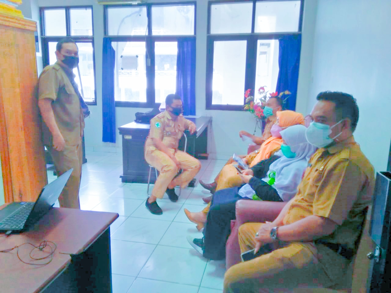 Rapat Pembahasan MOU..Pemkot Palu dengan Organisasi Profesi Kesehatan Wilayah Kota Palu ttg...Relawan Tenaga Kesehatan Nagasi Penanganan Dan Pengendalian Covid-19 Di Kota Palu hari Senin,9 Agustu 2021 di ruang Kabag Pemerintahan Setda Kota Palu