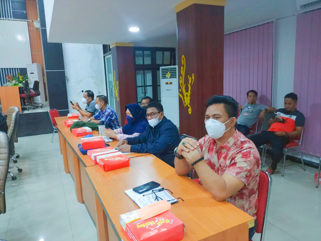 ,Giat Rapat Lanjutan Malam Badan Anggaran Membahas Sarana dan Pendapat Kepada Waki Kota Palu Dalam Rangka Mempersiapkan Rancangan Peraturan Daerah Tentang Perubahan Anggaran Pendapatan dan Belanja Daerah Kota Palu Tahun Anggaran 2021 diKantor DPRD Kota Palu ( 7 September 2021 )