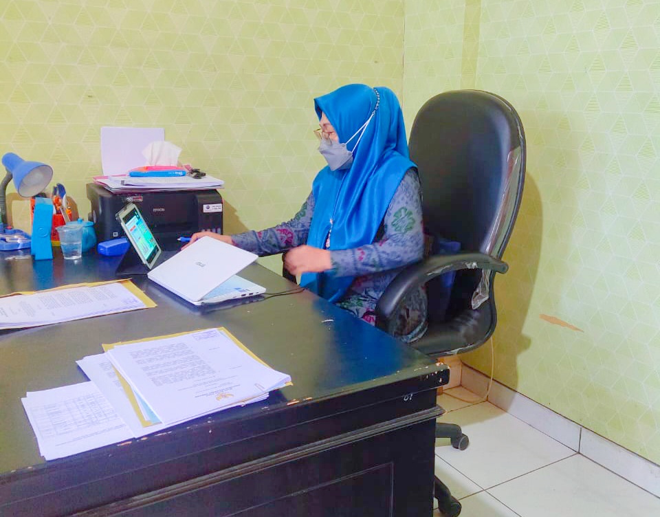 ,Rapat Virtual Meeting Rakor Dalam Rangka Inventarisasi Perda dan Perkada Pasca Di Keluarkannya Undang-Undang No.11 Tahun 2020..di ruang Kabag Hukum Setda Kota Palu Jum