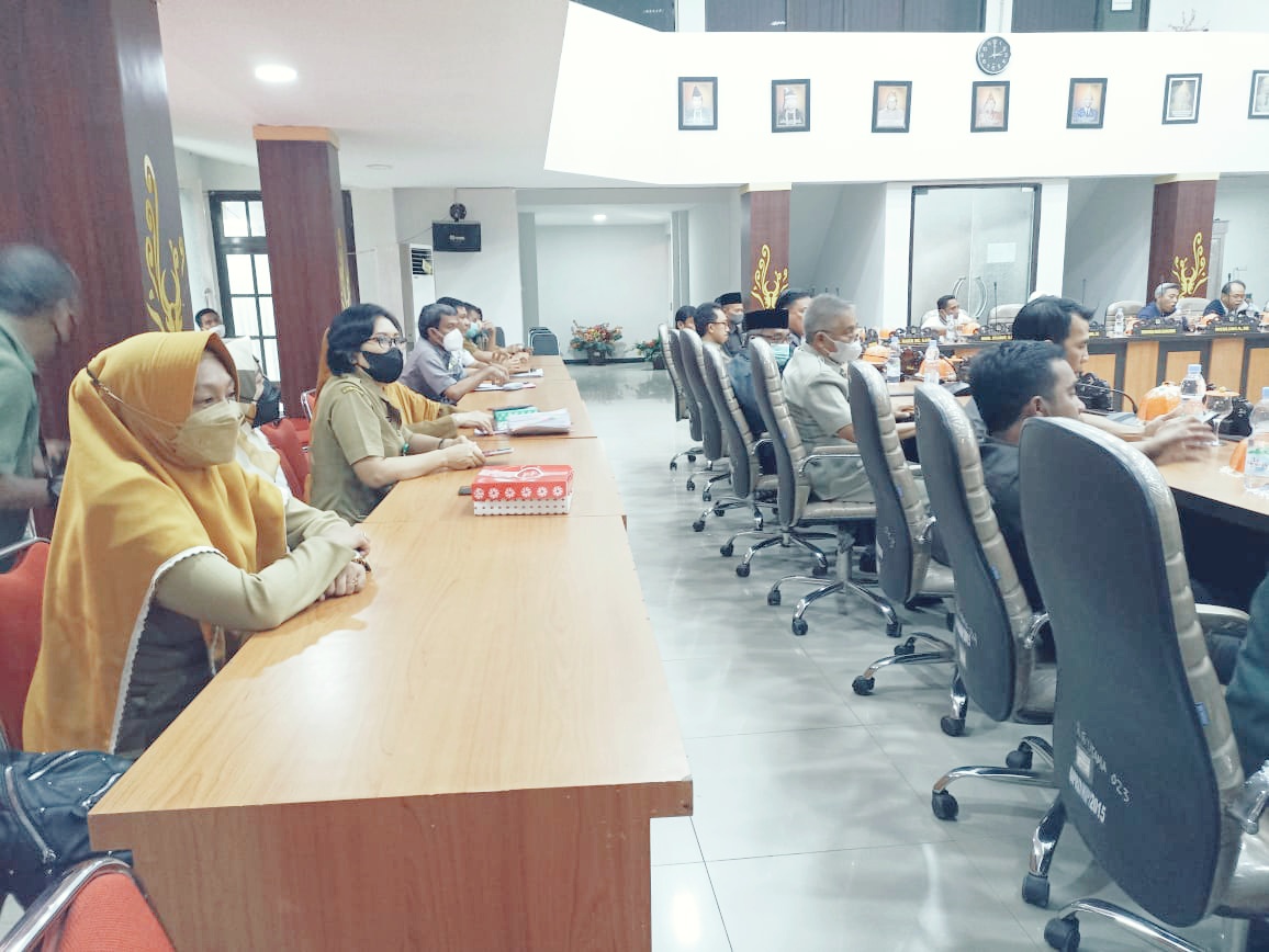 Rapat Paripurna Dengan Agenda Penyampaian Pendapat Akhir Wali Kota Atas Ranperda Tentang Perubahan Ke Empat Atas Peraturan Daerah No 9 Tahun 2011 Tentang Retribusi Perizinan Tertentu Di Kantor DPRD Kota Palu 16 November 2021.